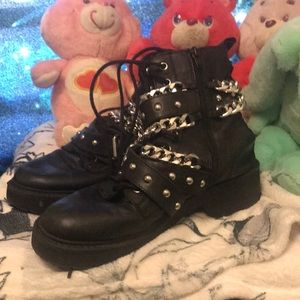 Chain boots